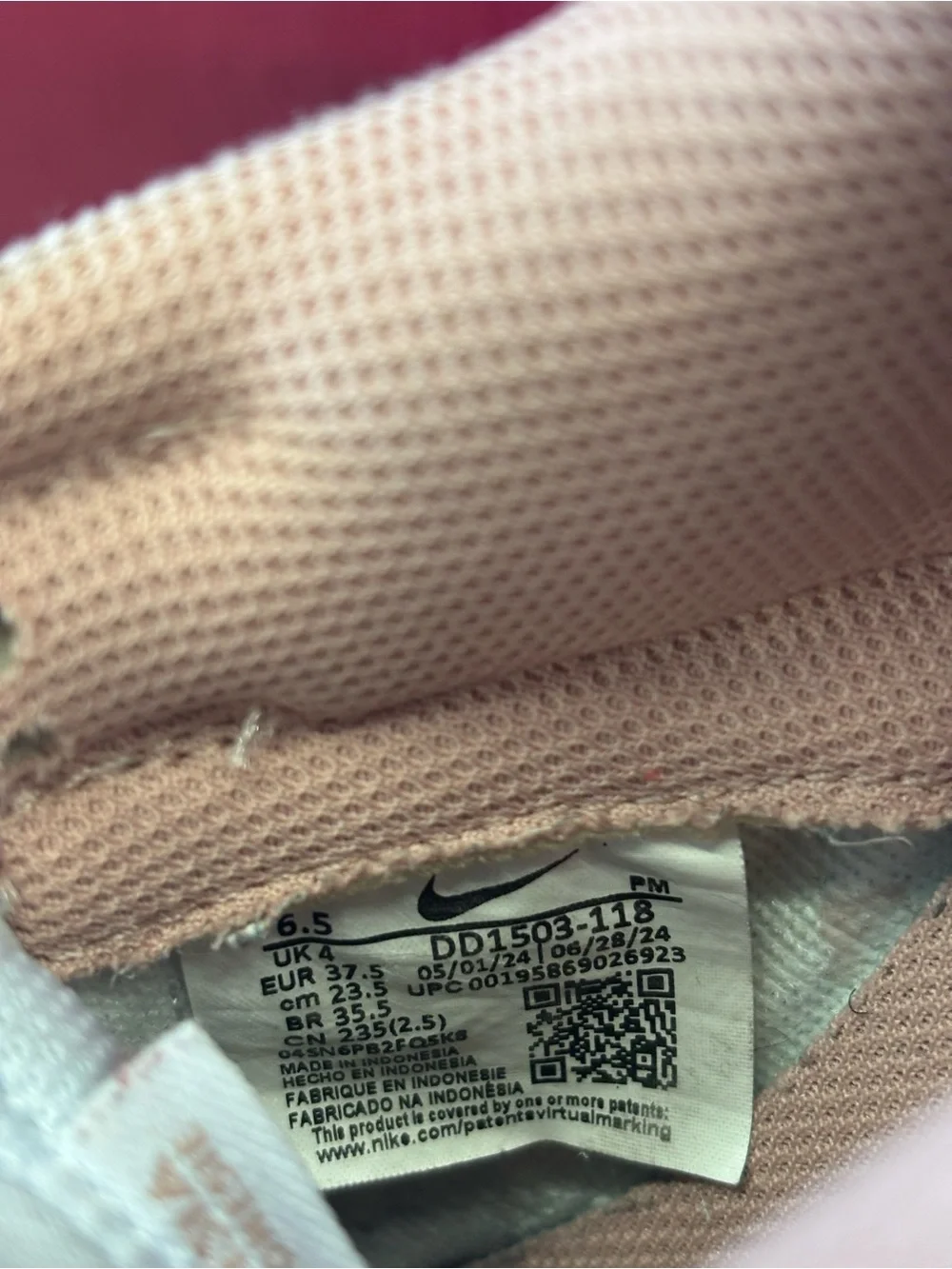 Nike Women's Low-Top Sneakers in White and Blush Pink